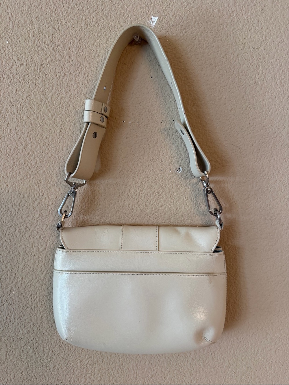 Hobo Leather Shoulder Bag in Cream - Picture 6 of 9
